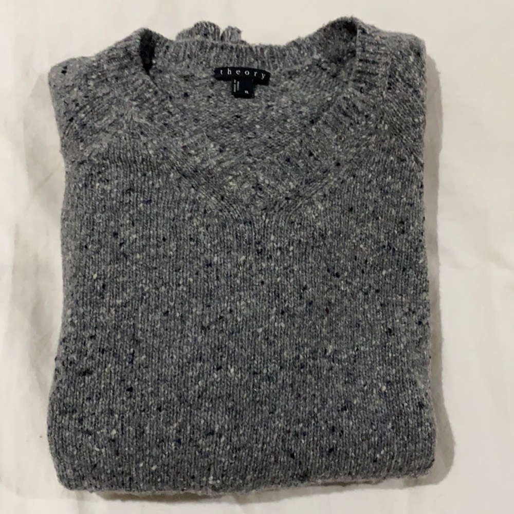 Men’s Theory wool sweater.  Perfect condition.  Worn once for a photo.